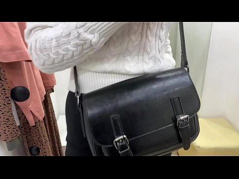 ❤️ אוננות פומבית של הכלבה הצעירה פרלברי עם דילדו בחדר המתאים ❤ פורנו אצלנו